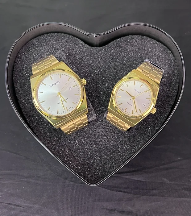 Set dorado con esferas claras